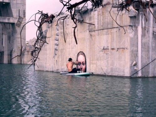 纽约画家在废弃建筑外墙手绘美女出浴图