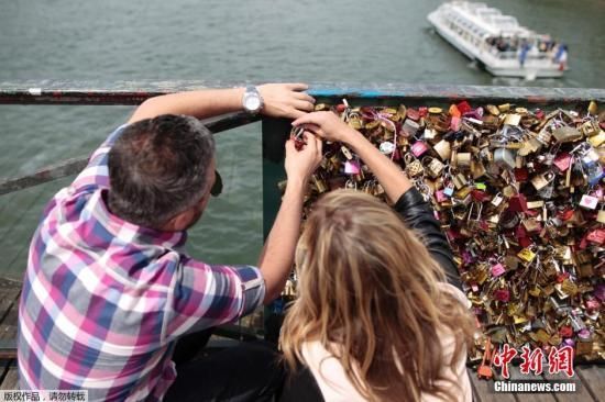 巴黎将拆除艺术桥百万爱情锁 重达45吨