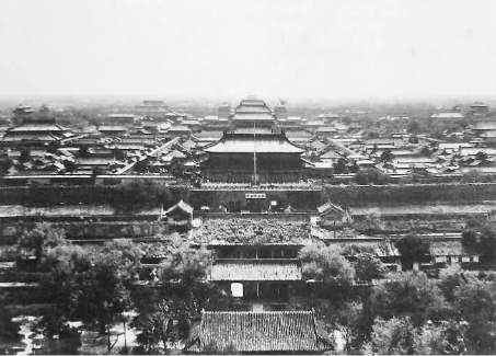   神武门及紫禁城全景  1925-1949年摄 照片可以看见故宫博物院匾额，应为1925年以后所摄