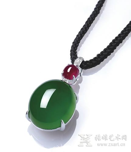 缅甸天然翡翠蛋面吊坠以43,800,000港元成交创翡翠蛋面吊坠世界拍卖纪录