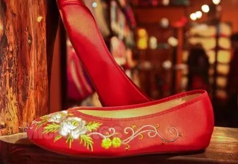 绣花鞋:根植于民族文化中的生活实用品(图)