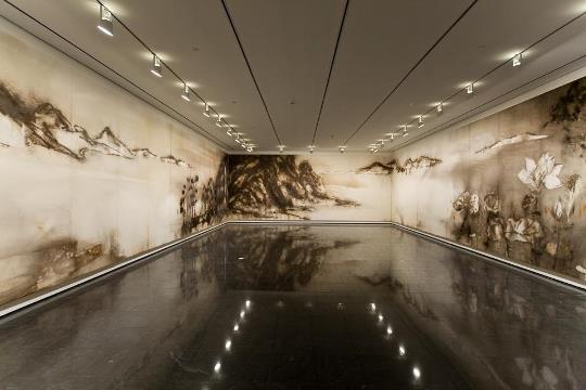 蔡国强的《岛》(Island)在里山当代美术馆入口大厅的展览现场图