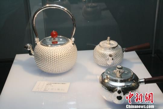   “福运永传?2015百艺百壶大师珍品展”上的精美银壶。