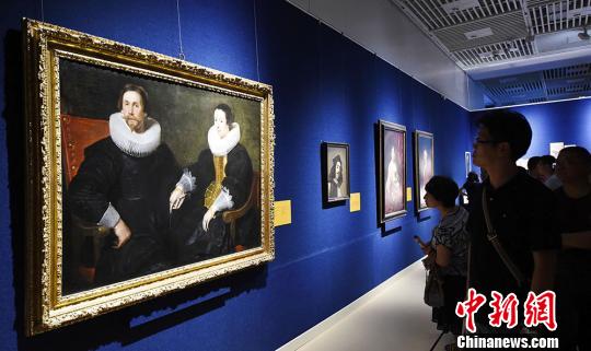 观众被展出的欧洲经典油画作品吸引。泱波 摄