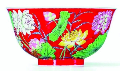   胭脂红地珐琅彩莲花碗