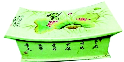   粉彩荷花瓷枕