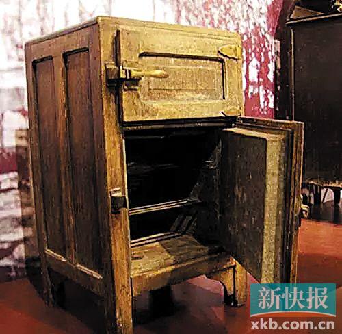 ■清代宫廷木质冰箱(故宫博物院藏)