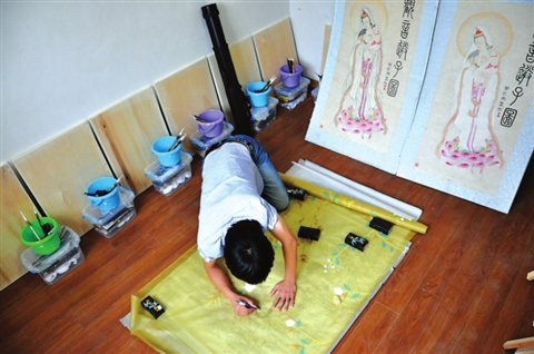 丝绸手绘每一件都是艺术品