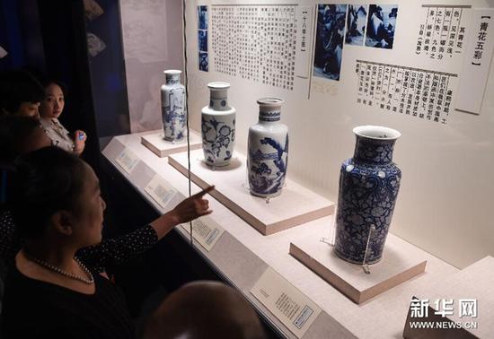7月14日，观众在观看清康熙御窑瓷器