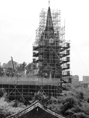   ７月１６日中午，记者看到，维修工人开始对老外滩百年教堂钟楼周围进行施工。记者 龚国荣 摄
