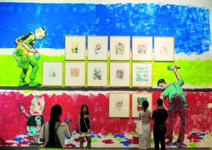   “老夫子”在展厅里帮忙布展。