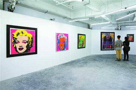 观众在欣赏安迪·沃霍尔作品展