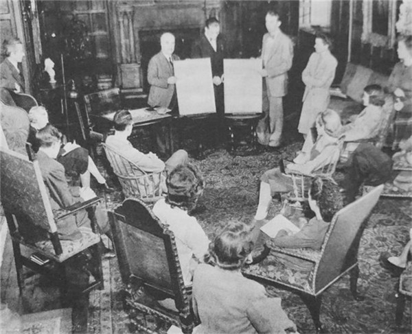 美国最早的博物馆学教育家保罗?萨克斯于1944年在哈佛的福格博物馆(Fogg Museum）为严选的几名学员教授其著名的博物馆学课程