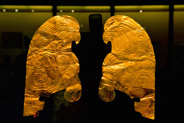   在甘肃省博物馆展出的四件猛禽金首中的两件