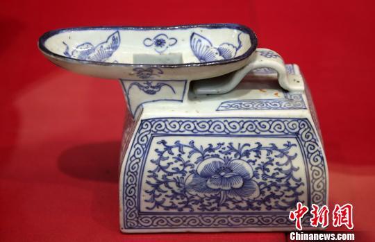 中国古代女性所用夜壶。