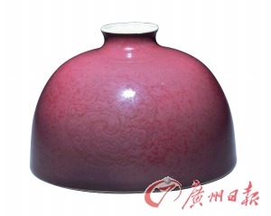 豇豆红釉团螭纹太白尊