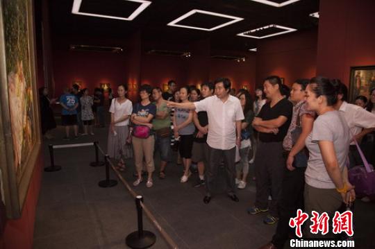 山东省油画学会主席陈国力为观众讲解经典作品
