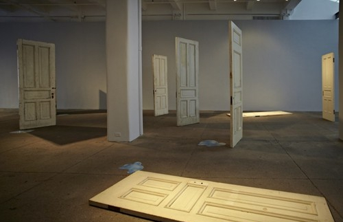 小野洋子在勒隆画廊(Galerie Lelong)的展览“Doors and Droppings