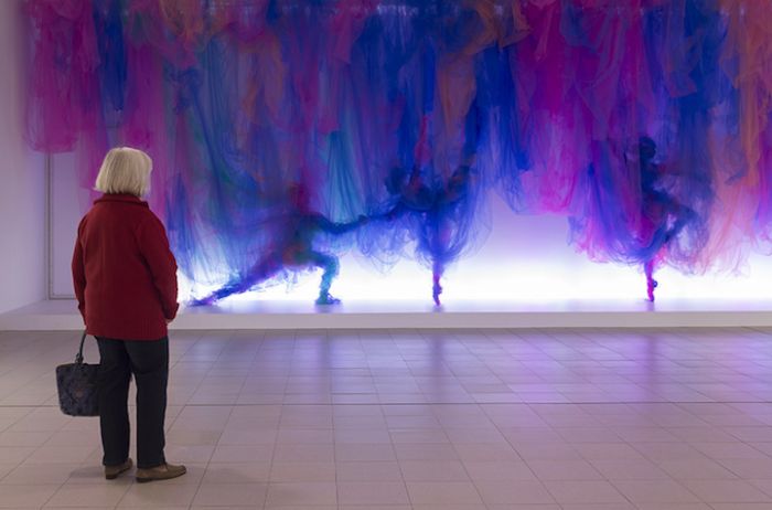 英国艺术家创作网纱“绘画” 展示惊人重叠技能