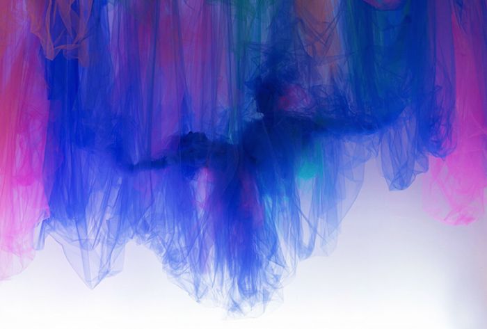 英国艺术家创作网纱“绘画” 展示惊人重叠技能