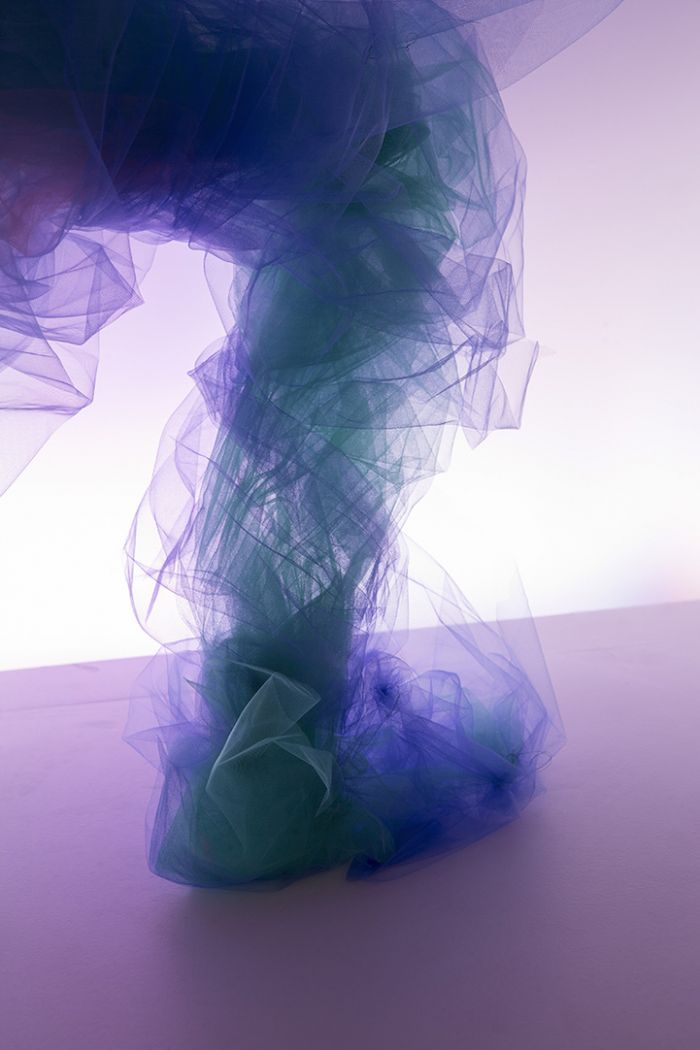 英国艺术家创作网纱“绘画” 展示惊人重叠技能