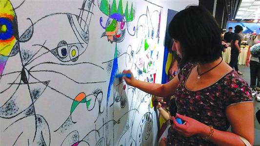   观众在米罗展开票现场