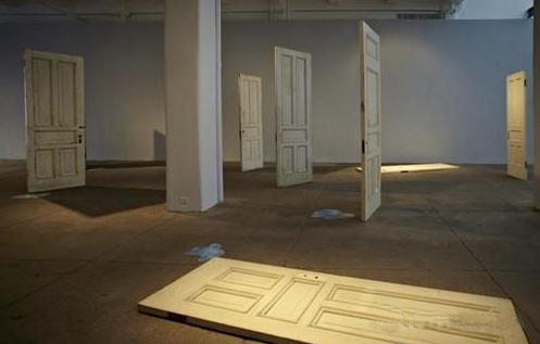 小野洋子在勒隆画廊(Galerie Lelong)的展览“Doors and Droppings"(2011)现场图