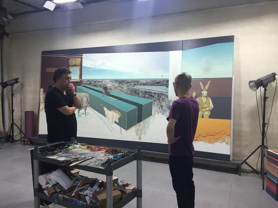   （第二届南京国际美术展总策展人朱彤与画家交流）