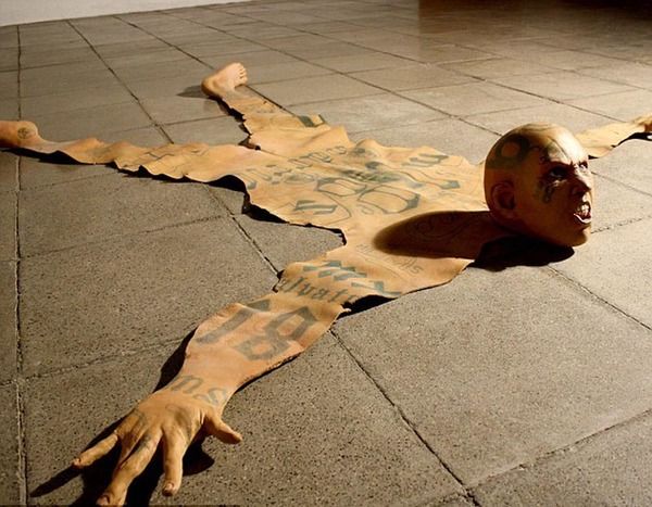 艺术家呼吁抵制暴力 制作恐怖"人皮地毯"