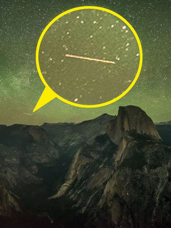 一名美国男子坐在“世界边缘”观赏浩瀚星空