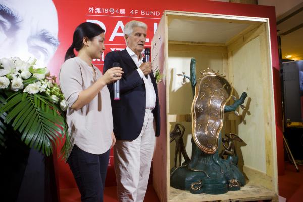 2015年8月26日，外滩18号，班纳米诺·莱威(右)介绍《高贵的时间》展品。 澎湃新闻记者 朱伟辉 图
