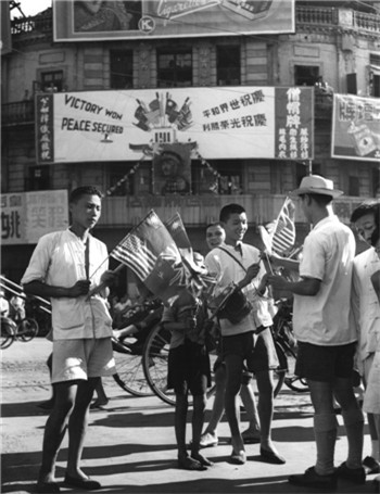 1945年9月5日，上海。中国人在购买小旗庆祝抗战胜利
