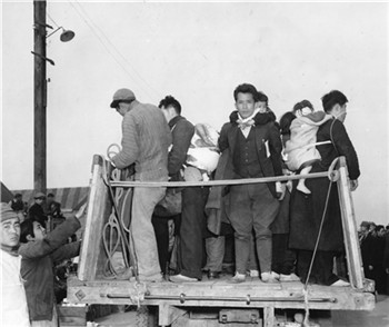 1946年1月23日，被营救的日本遣返人员。从日本海军“ENOSHIMA”丸上被营救的日本遣返人员。