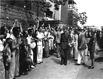 1945年，日本投降后，蒋介石在重庆街头。