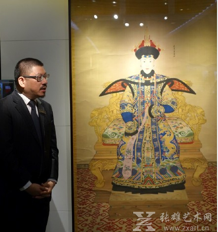 清乾隆 郎世宁等作《纯惠皇贵妃朝服像》