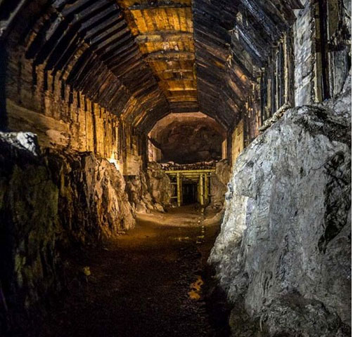 据传言称这辆黄金列车被藏在纳粹在山里建造的隧道中，像是图中这样隧道。