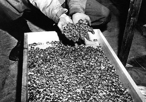 一个美国大兵拍到的纳粹党从集中营收集的整盒的金戒指。