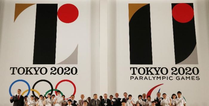   7月24日，奥组委官员和运动员代表在2020东京奥运会会徽发布仪式上合影。 