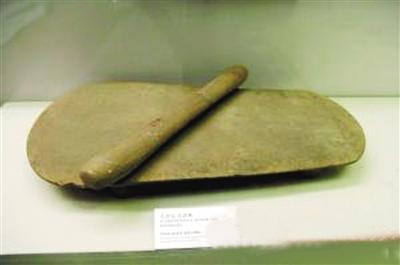 河南新郑出土的新石器时代的石磨盘和石磨棒