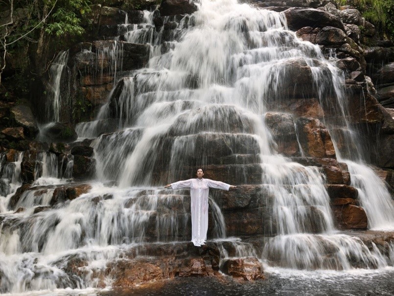 玛丽亚·阿布拉莫维奇 （Marina Abramović）《权利之地，瀑布》（Places of Power, Waterfall），彩色冲印，160 x 213 cm，2013 致谢：BANK
