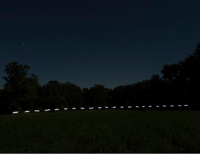 童义欣《作为一条虚线疾走过一片田野》（Rushing across the Field as a Dotted Line），灯光装置，尺寸可变，2015 致谢：Vanguard Gallery