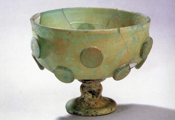 新疆博物馆藏隋代贴饼玻璃杯，1989年库车县森木赛姆石窟出土。