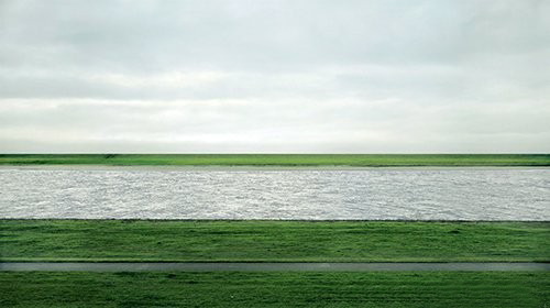 　Andreas Gursky《Rhein II》(1999) Material C-print mounted to acrylic glass 图片：Wiki