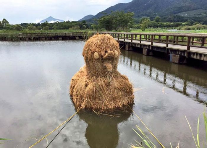 稻草获新生：日艺术家用秸秆做成巨型雕塑