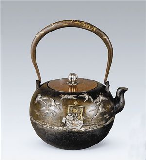   祥云堂造宝船贺寿铁壶，2009年嘉德四季第20期以35.8万元成交。