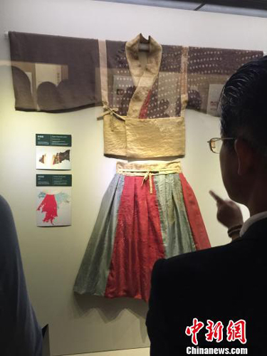 图为展出的服饰。　施佳秀　摄