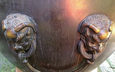   资料图：故宫数百年历史铜缸被刻字秀恩爱。图片来源：央广网