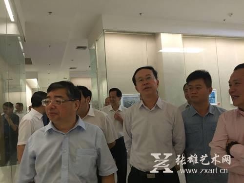 出席开幕式的领导嘉宾参观展览