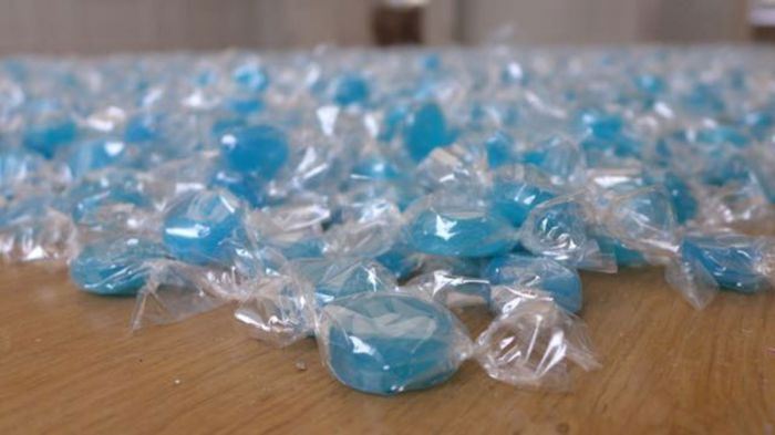 ▲ 由一大堆糖果组成的菲利克斯·冈萨雷斯-托雷斯的作品《无题（复仇）》