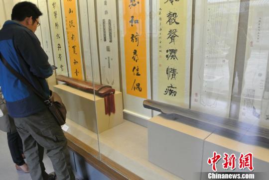 流传千年的古琴在山西太原集中展出，难得一见。　李新锁　摄 